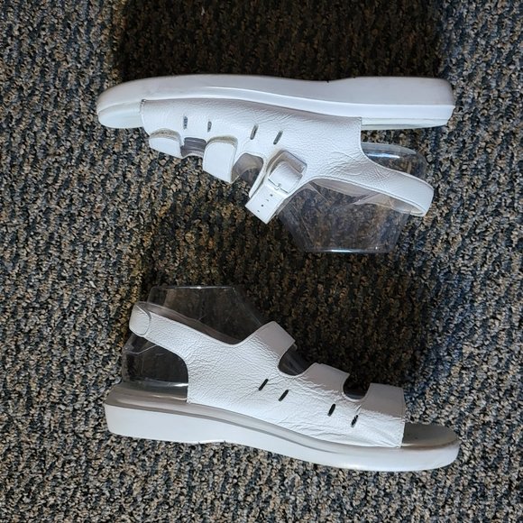 White Propet Sandals, Walk In COMFORT Size 10 - Picture 1 of 16